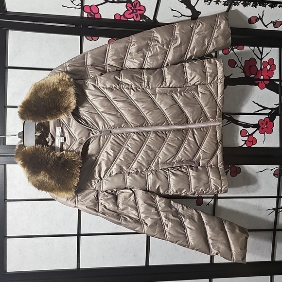Kenneth Cole New York Jackets & Blazers - Kenneth Cole Puffer‎ Tan Jacket with Faux Fur Collar Size Small